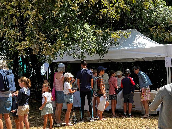 La queue s'allonge devant le stand des crêpes et galettes