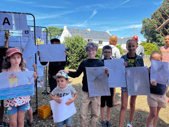 Ils arborent fièrement leur chef d'oeuvre !