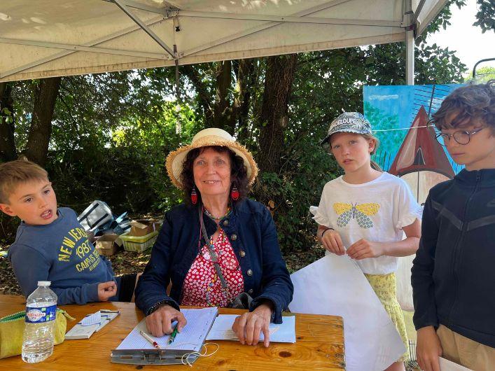 Michelle remet les lots aux gagnants