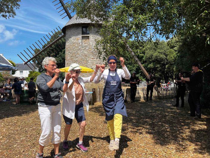 Danièle, la crêpière, mène la danse... bretonne !