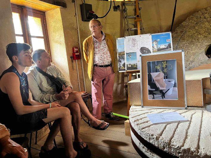 Alain, l'expert du moulin, répond aux questions des visiteurs