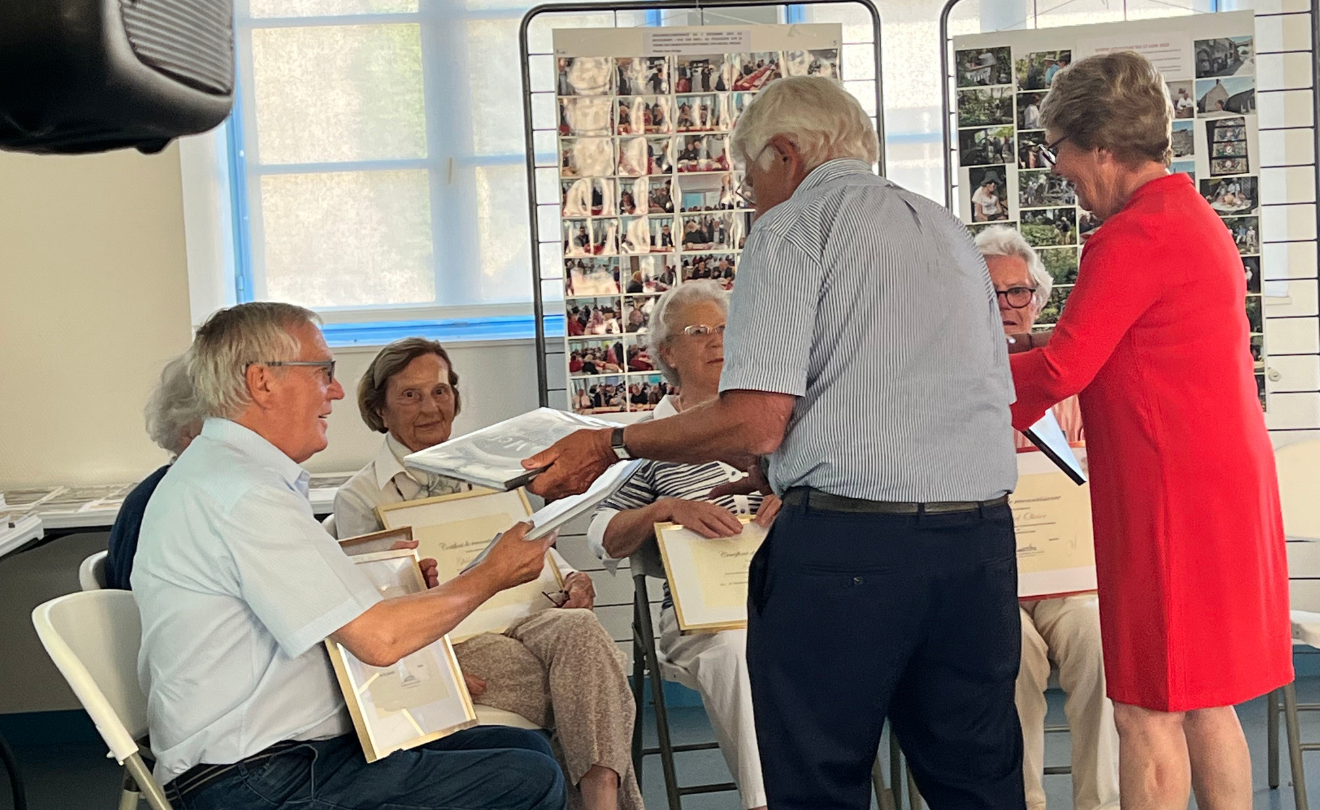 Michèle Quellard et Jacques Bruneau remettent un cadeau au nom de la ville du Croisic